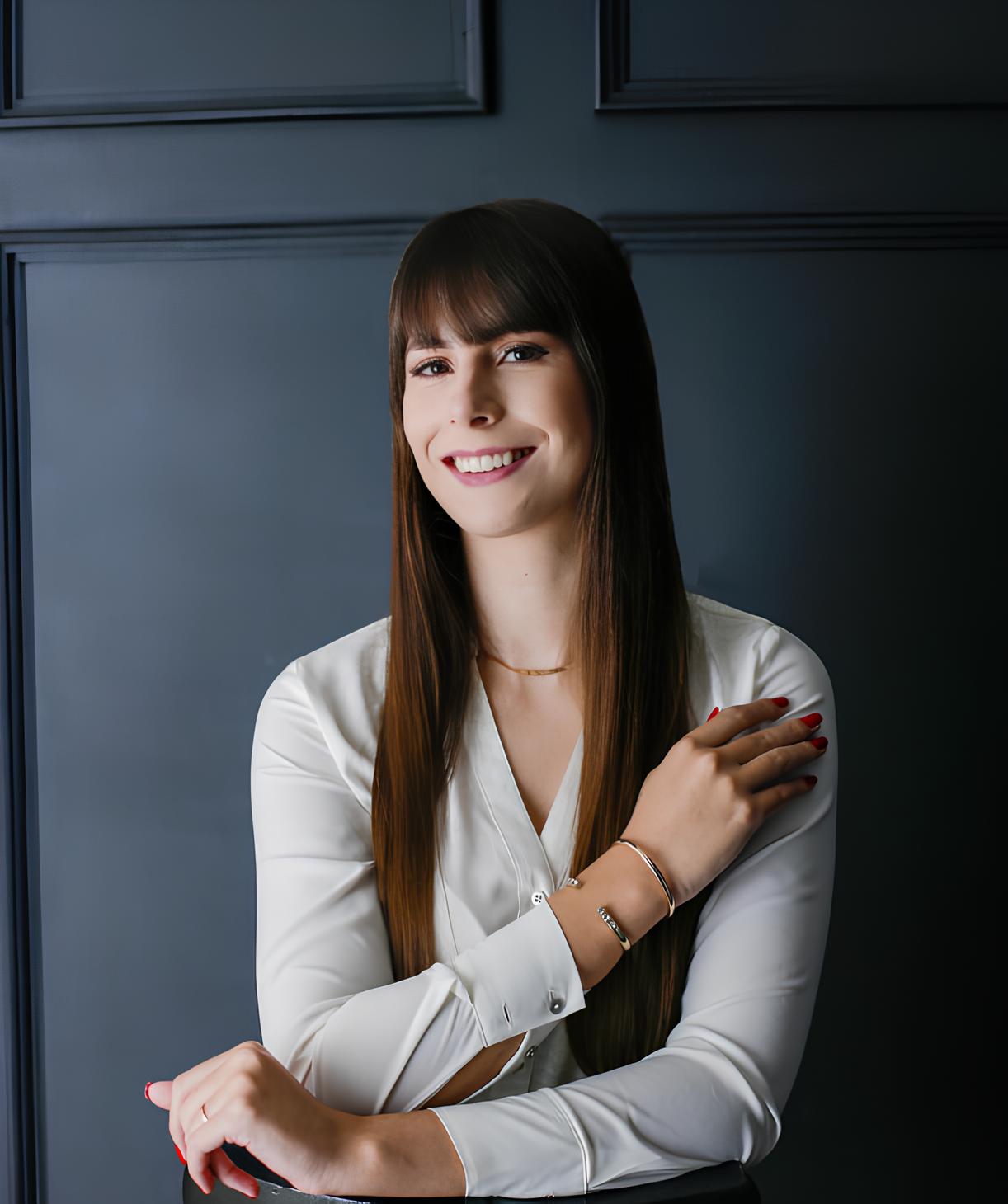Amanda Dreher, Advogada em Florianópolis, sorrindo em ambiente profissional